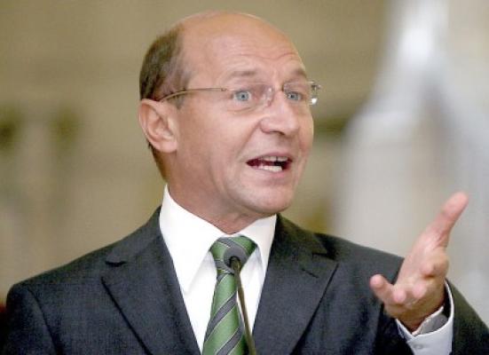 Traian Băsescu a decorat mai mulţi membri ai COSR